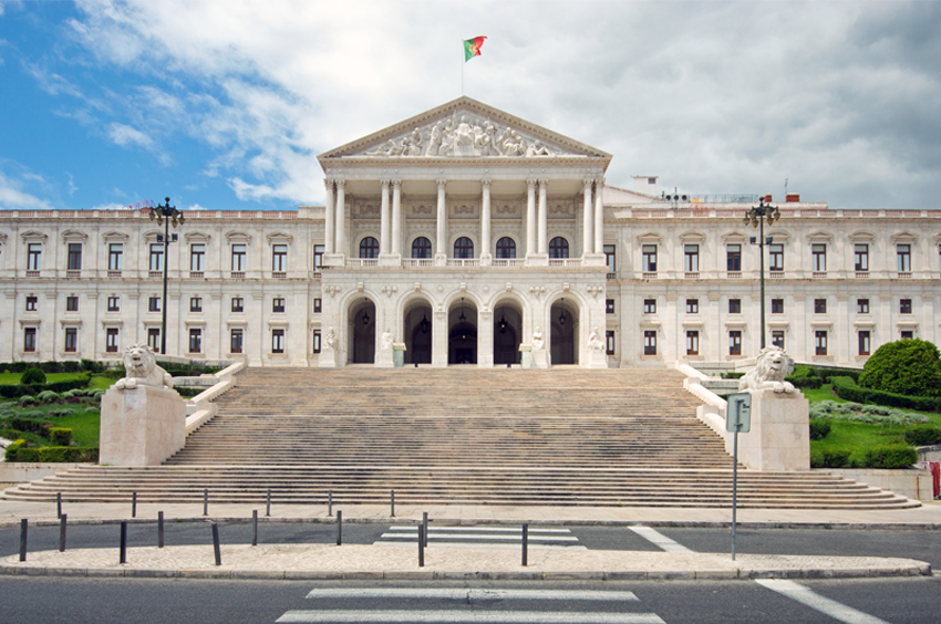 El Parlamento portugués aprueba cambios en la Ley de Nacionalidad: entiende qué puede cambiar